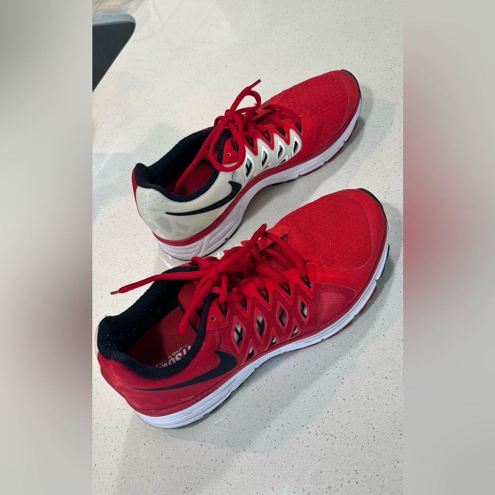 Nike tennis shoes FITSOLE Red/ White, 9.5 women